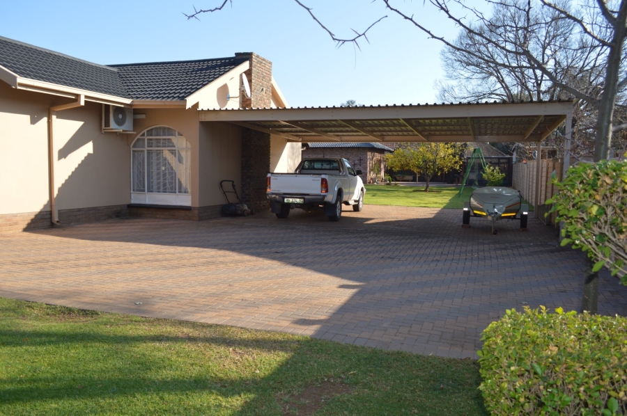6 Bedroom Property for Sale in Flamwood North West